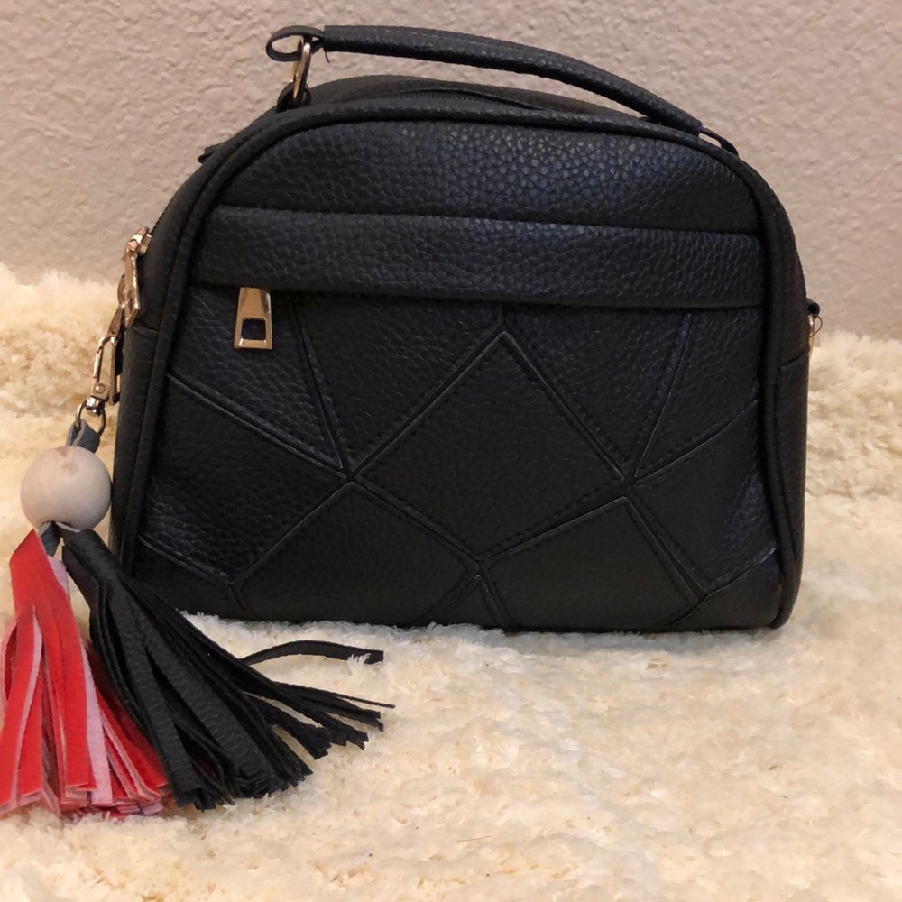 Black hand bag with tásales